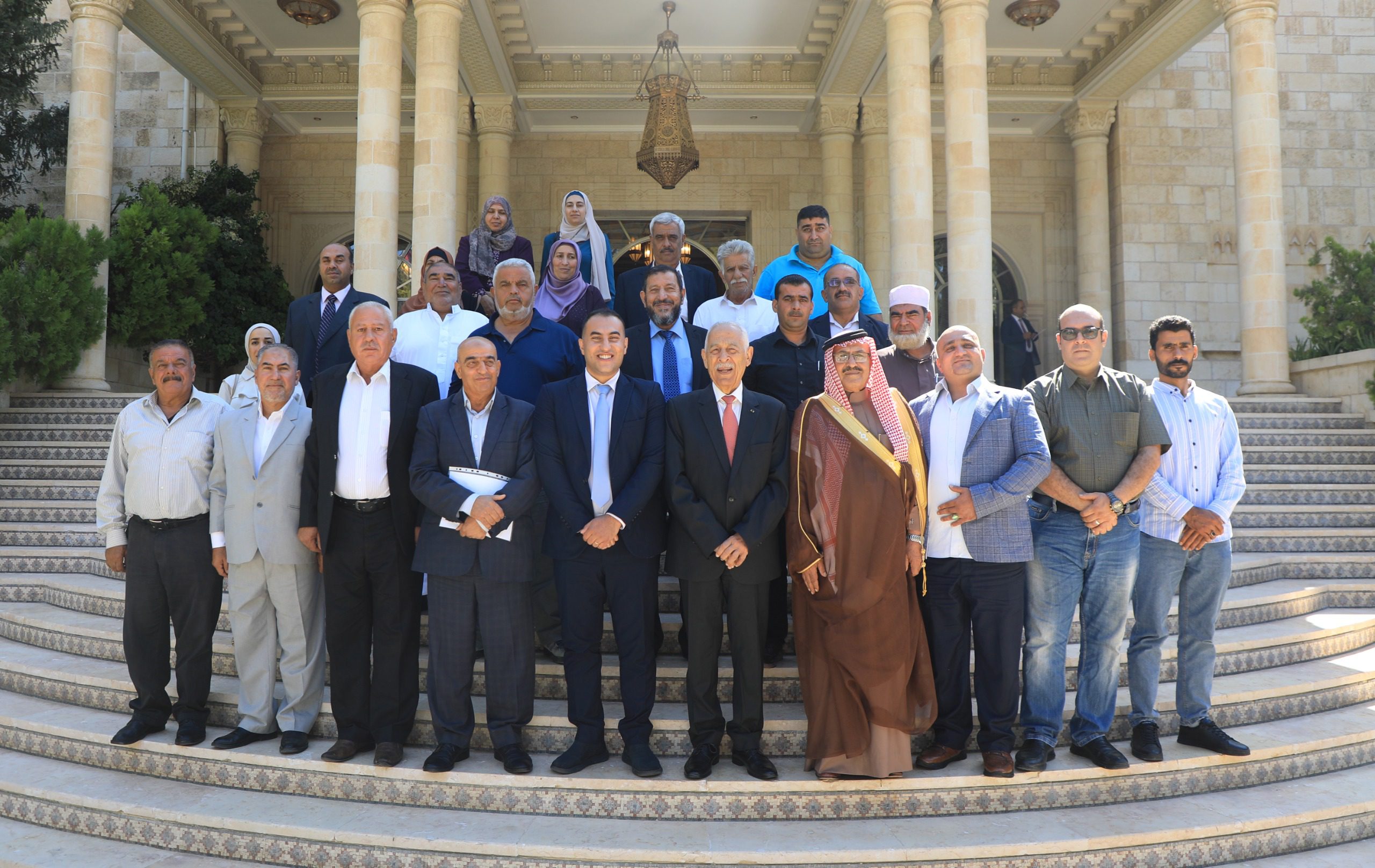 صورة حول : رئيس الديوان الملكي يلتقي وفود شعبية من جرش والطفيلة وعشائر الفالوجة بالأردن رئيس الديوان الملكي يلتقي وفود شعبية من جرش والطفيلة وعشائر الفالوجة بالأردن