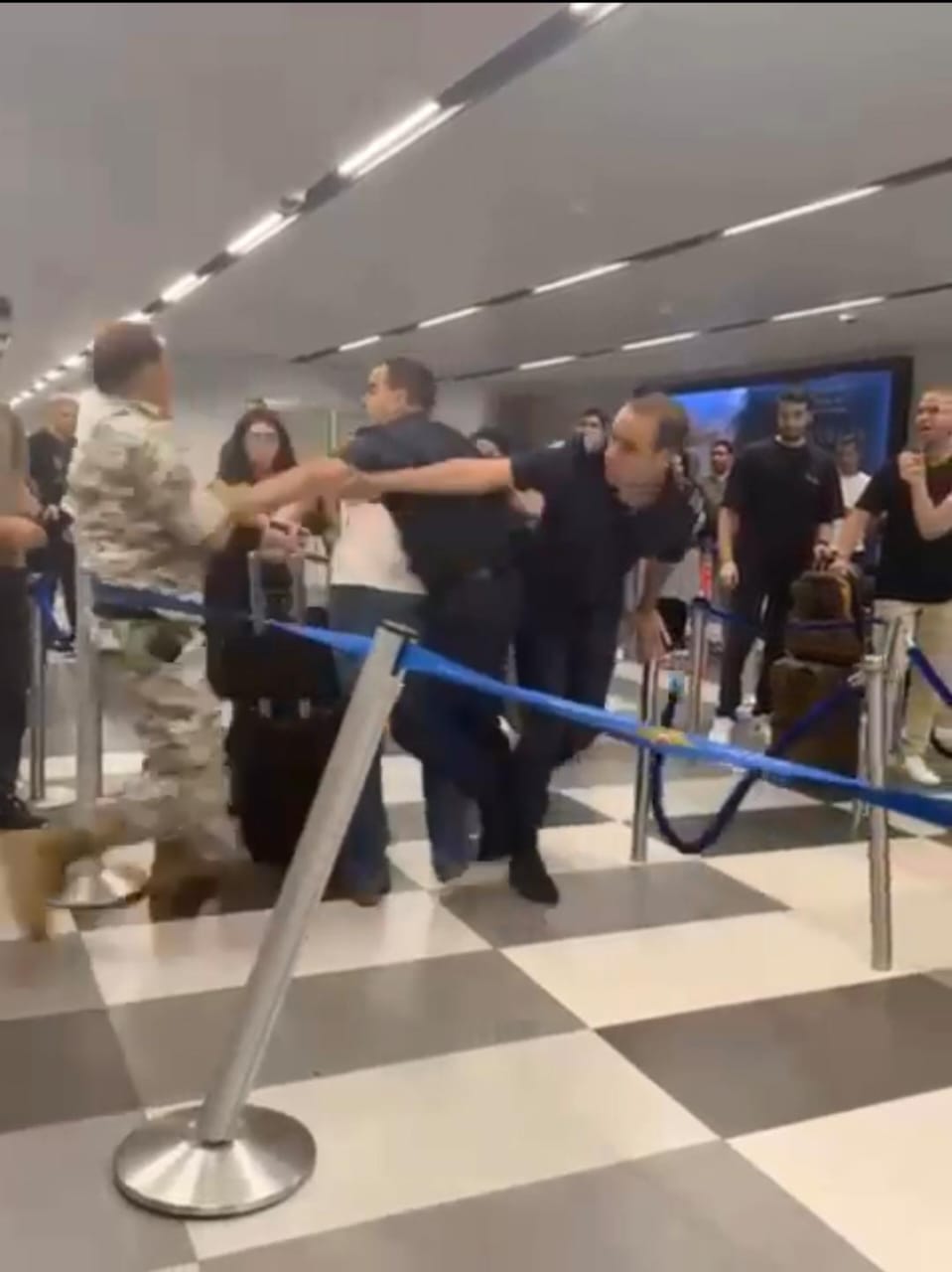 عراك بالأيدي بين رجل أمن ومواطن لبنانيّ مسافر في مطار رفيق الحريري الدوليّ(فيديو)