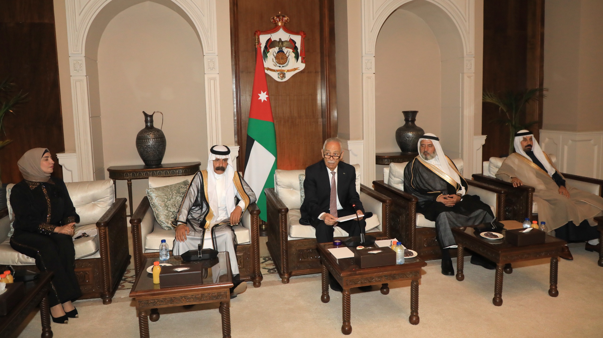 خلال لقائه وفدا من وجهاء محافظة الزرقاء