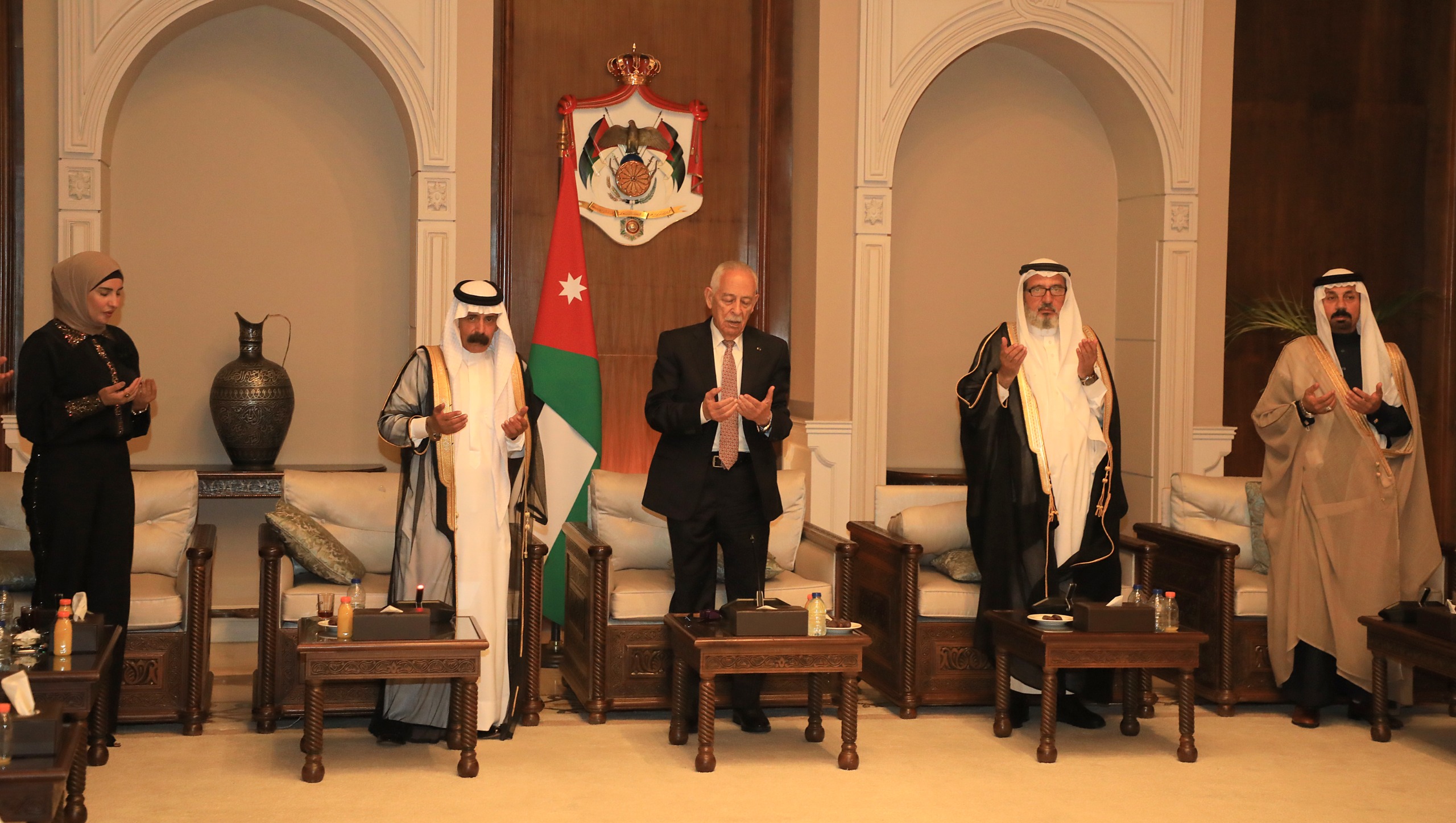 خلال لقائه وفدا من وجهاء محافظة الزرقاء