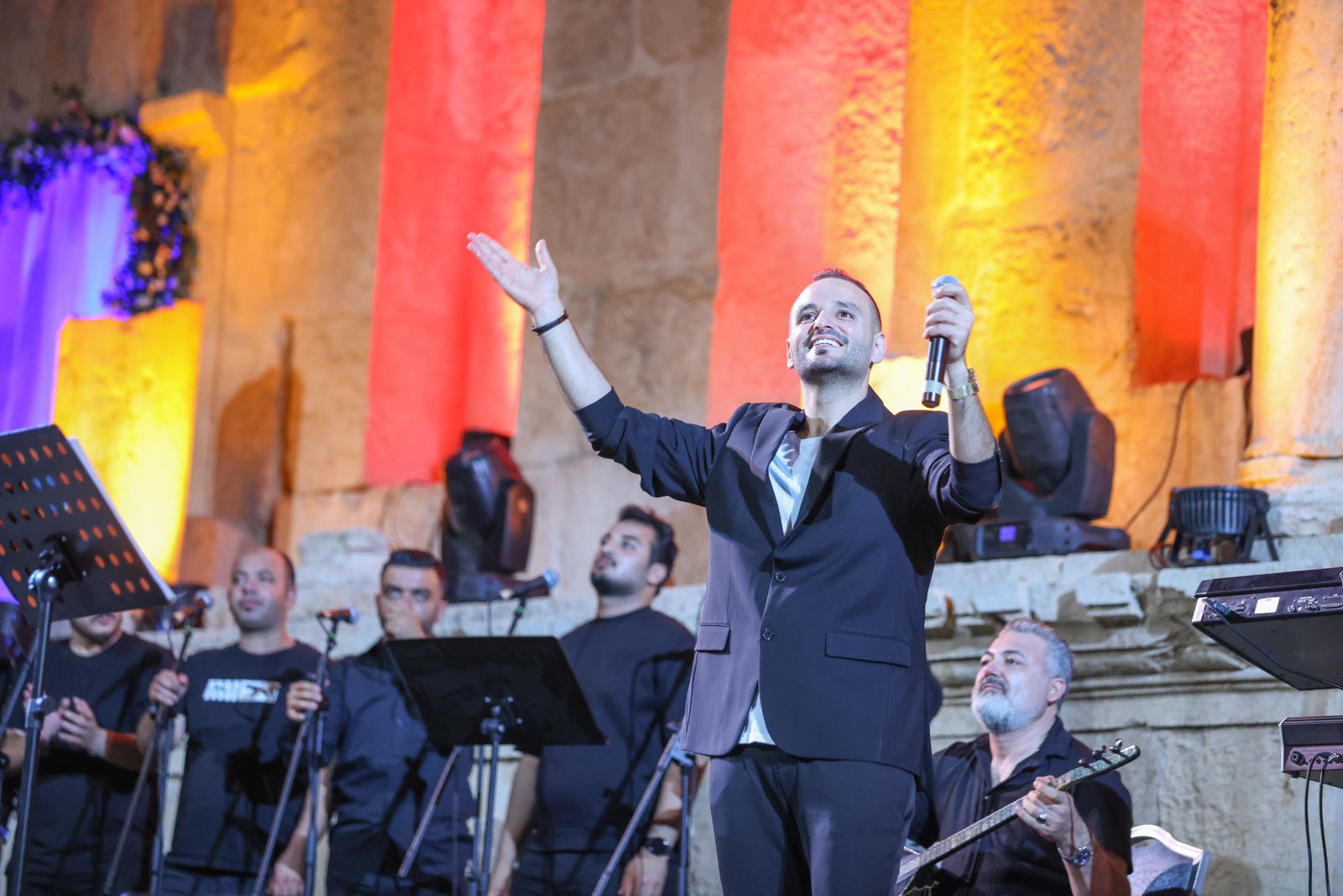 صورة حول : عيسى السقار يحول حفله في "جرش" إلى مهرجان تضامني عيسى السقار يحول حفله في "جرش" إلى مهرجان تضامني