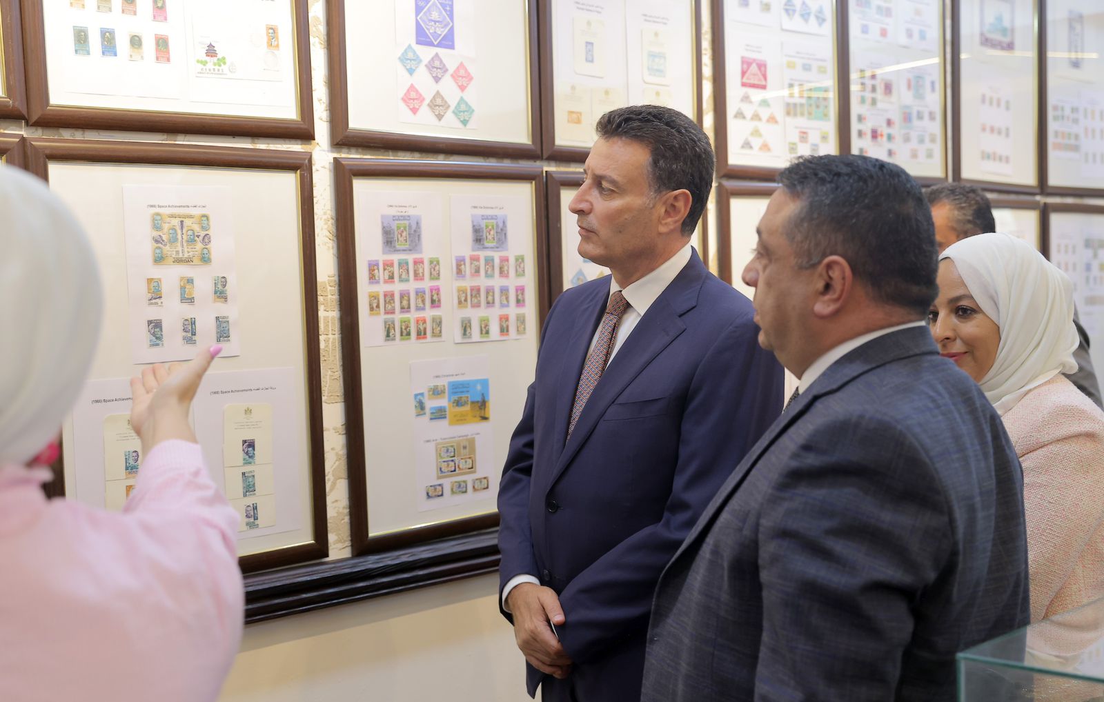 الصفدي يزور البريد الأردني ويلتقي الداوود