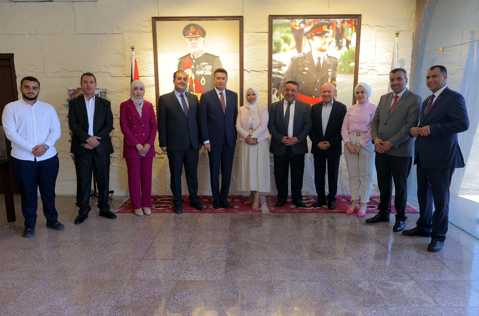 الصفدي يزور البريد الأردني ويلتقي الداوود