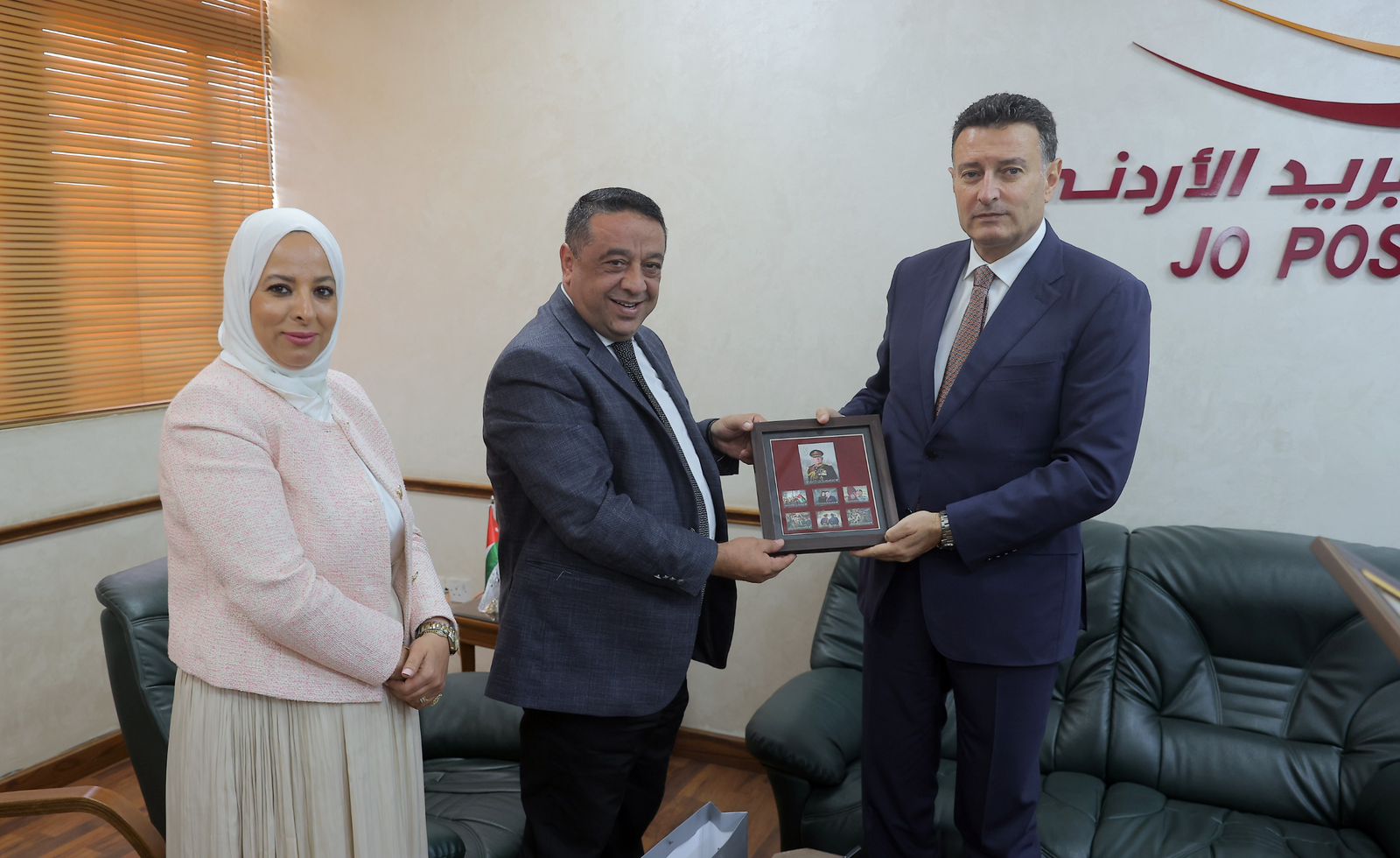 الصفدي يزور البريد الأردني ويلتقي الداوود