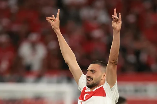 صورة حول : اللاعب التركي "ميريح ديميرال" يتسبب بأزمة بين تركيا وألمانيا اللاعب التركي "ميريح ديميرال" يتسبب بأزمة بين تركيا وألمانيا