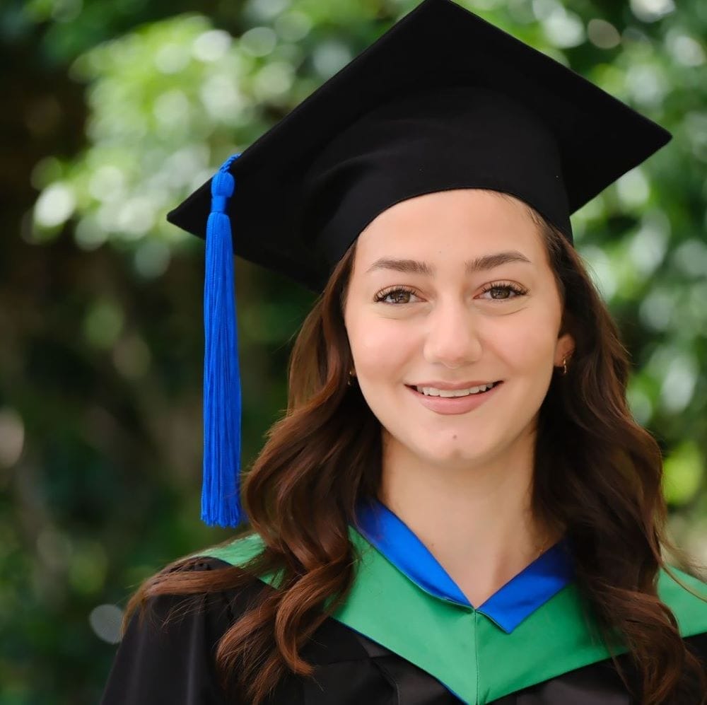 صورة حول : تهنئة للمهندس غسان الراميني بمناسبة تخرج ابنته دينا بمرتبة الشرف من كلية الطب بجامعة Pécs تهنئة للمهندس غسان الراميني بمناسبة تخرج ابنته دينا بمرتبة الشرف من كلية الطب بجامعة Pécs