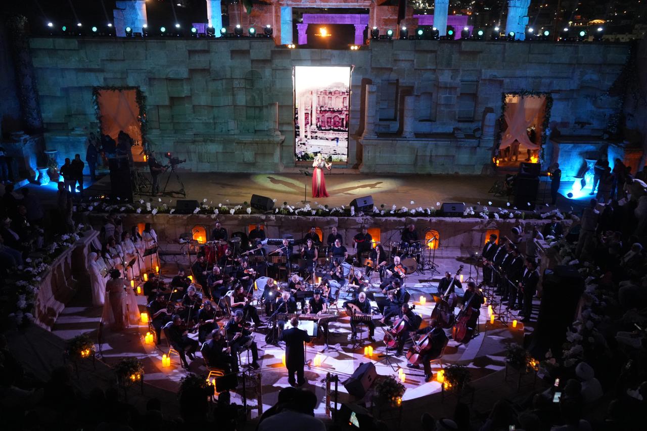 ديانا كرزون تخطف الأضواء في افتتاح مهرجان جرش للثقافة والفنون