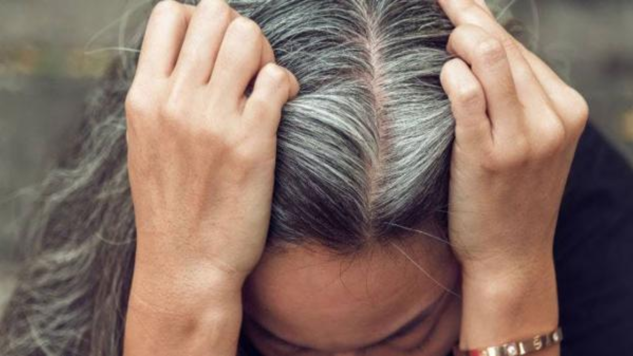 لماذا يبدأ الشيب عند بعض من الشباب مبكرا؟