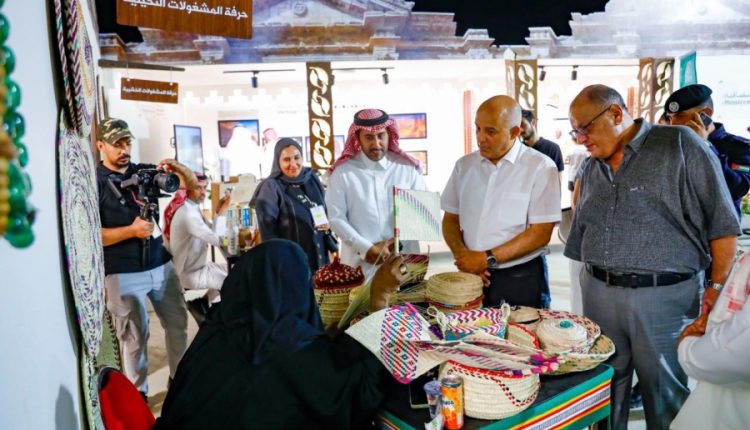 صورة حول : وزير الاتصال الحكومي يزور جناح السفارات العربية في مهرجان جرش وزير الاتصال الحكومي يزور جناح السفارات العربية في مهرجان جرش