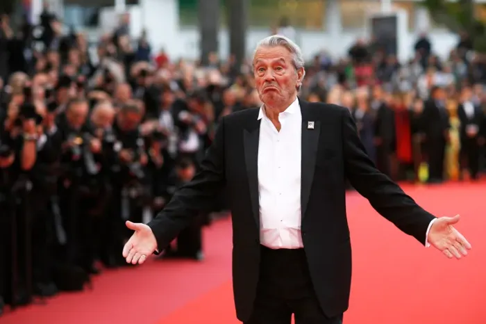 الرئيس الفرنسي ماكرون ينعي النجم السينمائي آلان ديلون