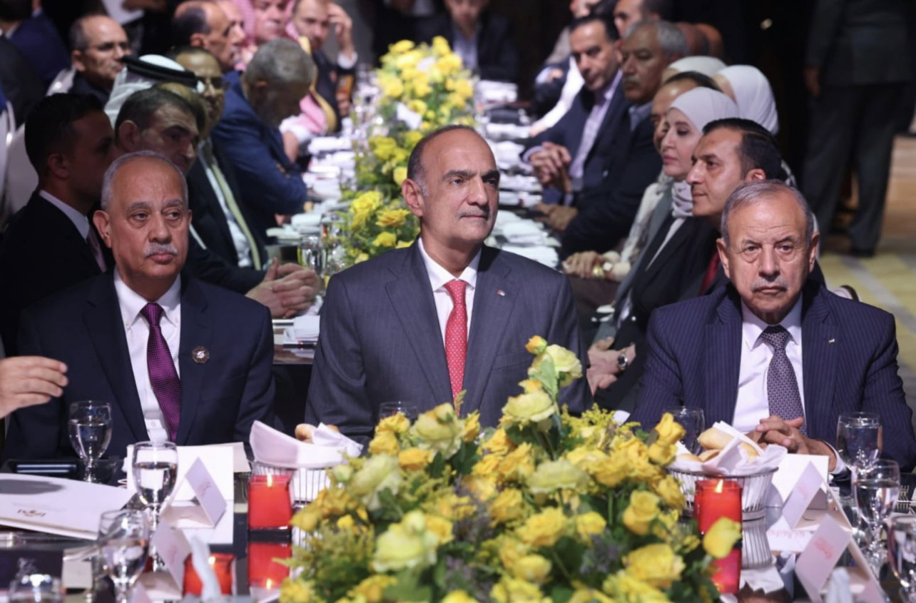 الخصاونة يكرم 100 شركة من ضمنها الاردنية لانتاج الادوية "فيديو وصور"