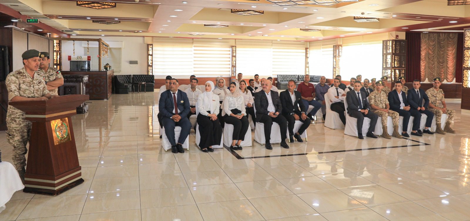 تخريج 40 موظف شاركوا في دورة تدريبية مكثفة بـ "مهارات الضيافة"