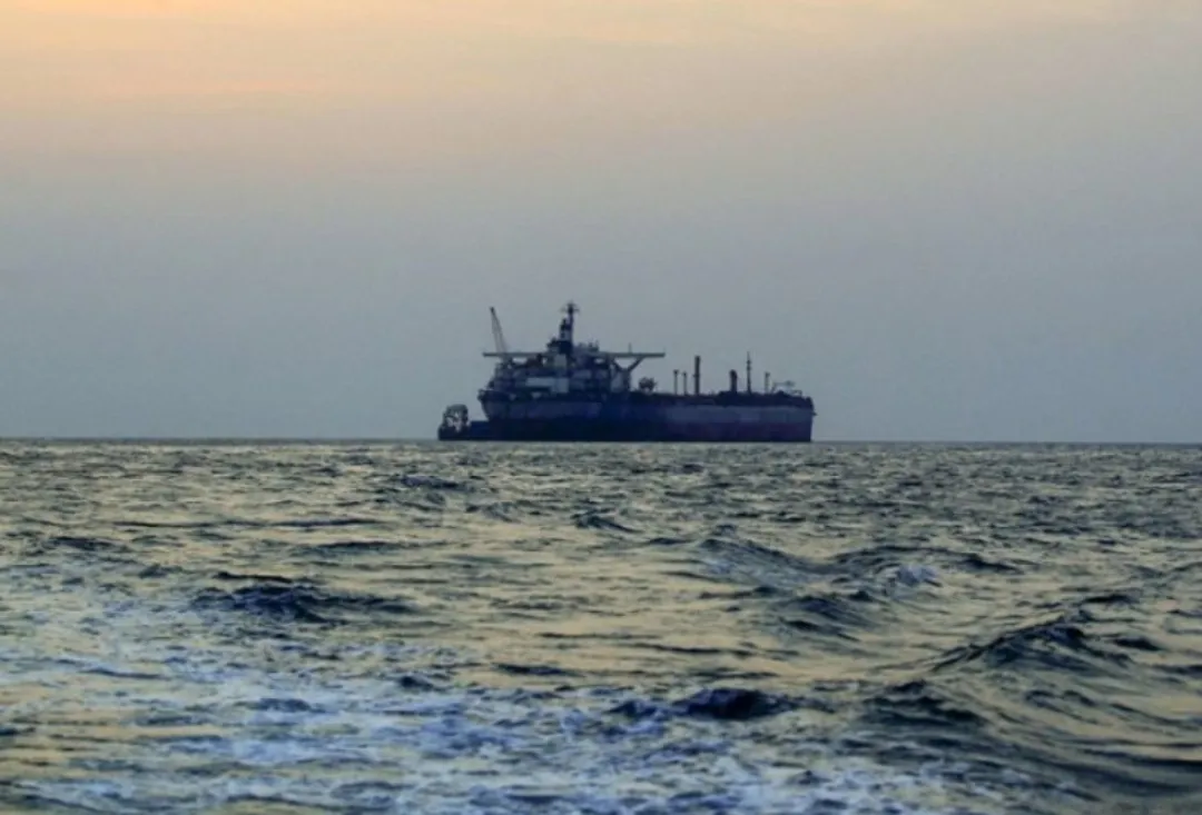 عاجل .. أربع هجمات على سفينة بريطانية قرب المخا في اليمن