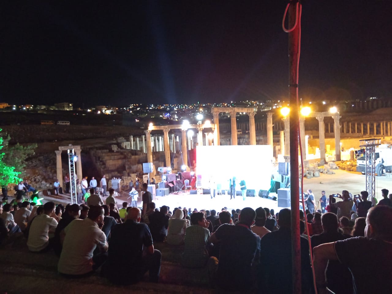 "زعل وخضرة" تتألق في مهرجان جرش في مسرحية "ترند"