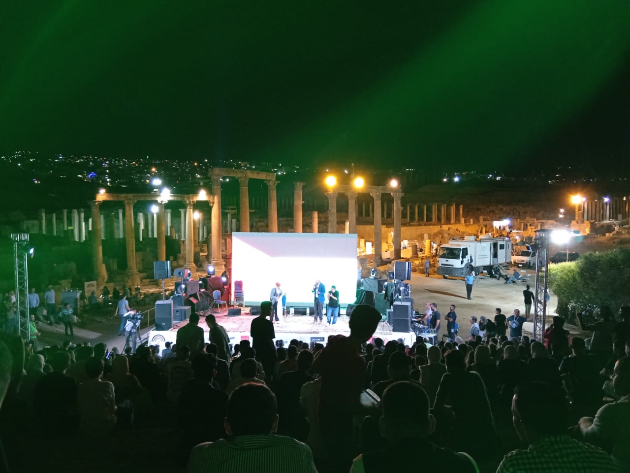 "زعل وخضرة" تتألق في مهرجان جرش في مسرحية "ترند"