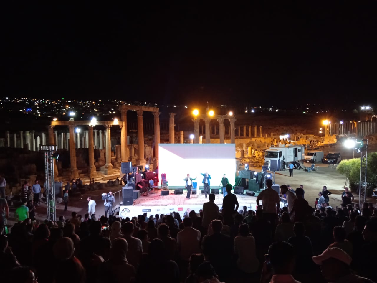 "زعل وخضرة" تتألق في مهرجان جرش في مسرحية "ترند"