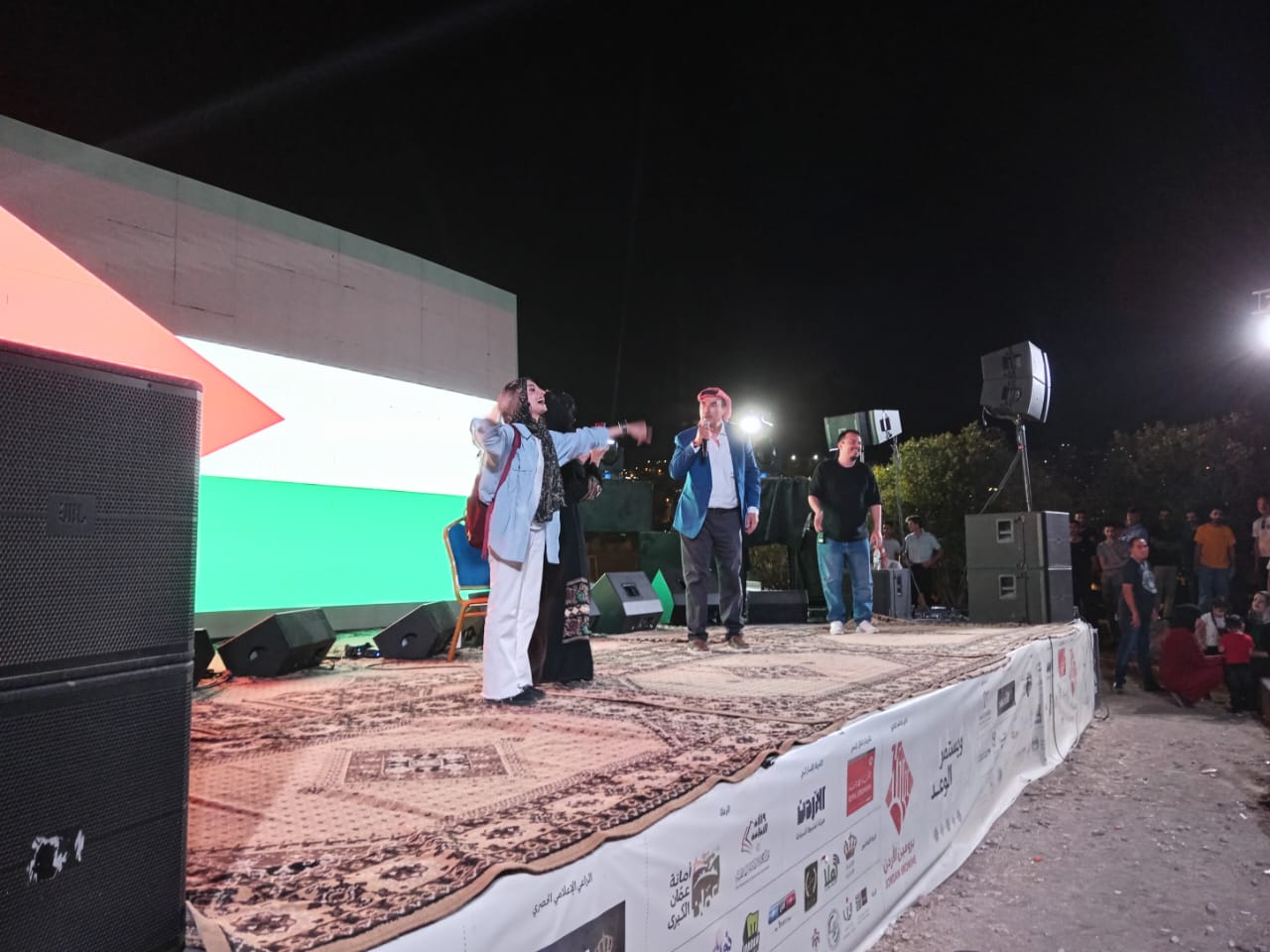 "زعل وخضرة" تتألق في مهرجان جرش في مسرحية "ترند"