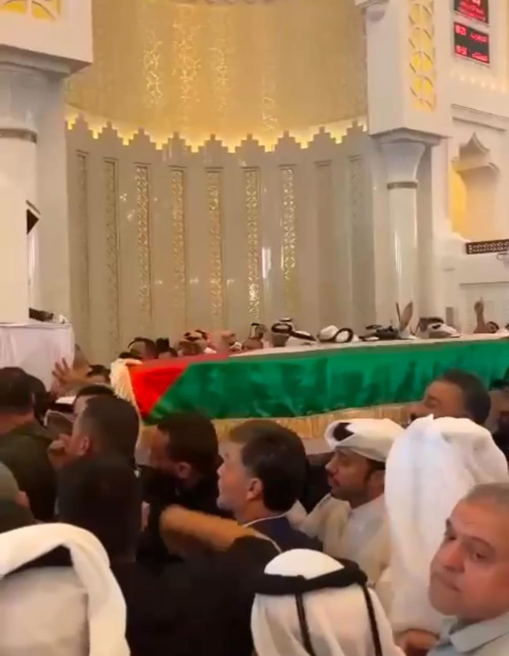 عاجل||المشيعين يهتفون بصوت عالي بعد صلاه الجنازة في العاصمة الدوحة(فيديو)