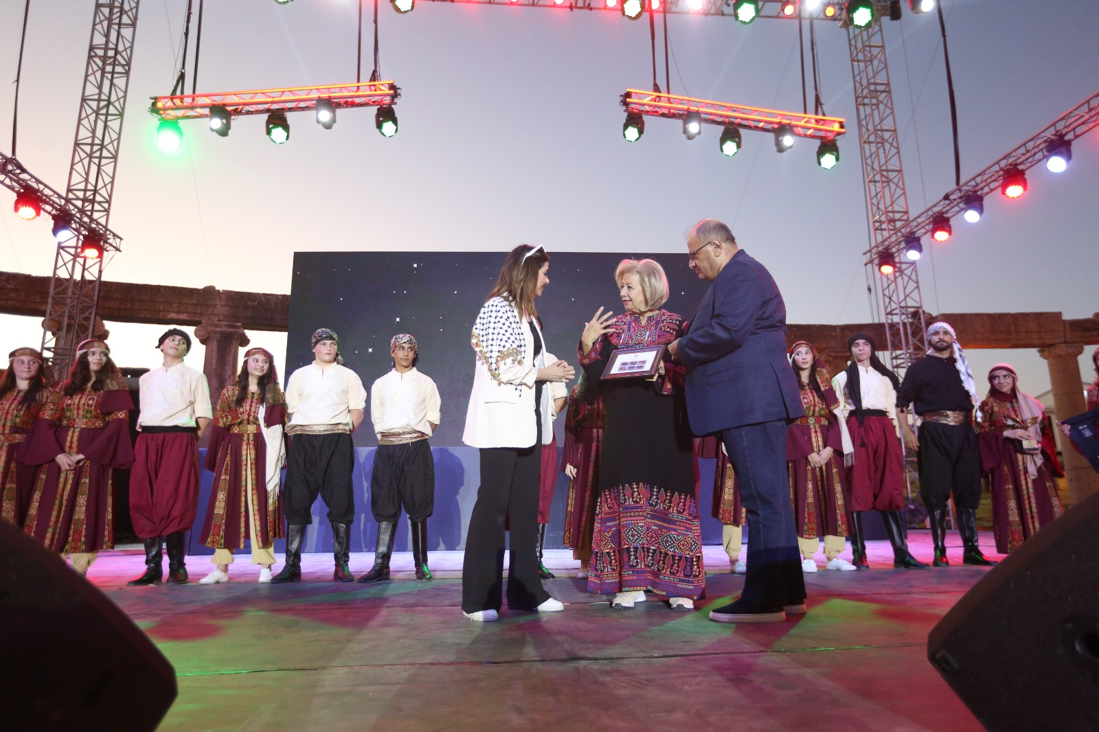 فرقة "أوف ستيج" الاستعراضية تسطر ليلة تراثية فلسطينية في أمسية جرشية