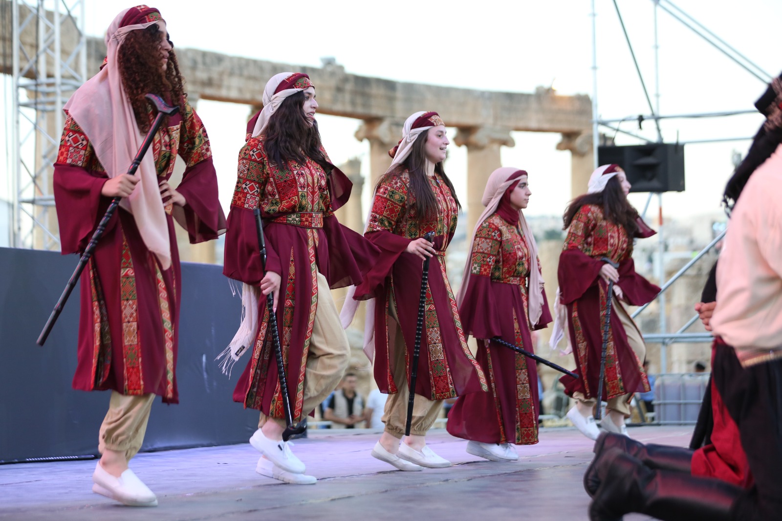 فرقة "أوف ستيج" الاستعراضية تسطر ليلة تراثية فلسطينية في أمسية جرشية