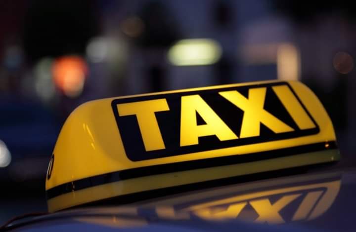 سائق تكسي يعثر على طفلة تائهة بالسلط ويسلمها للأمن