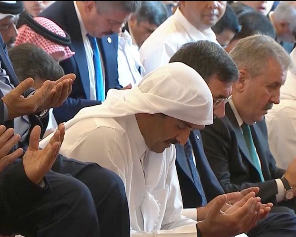 عاجل || الشيخ تميم ووالده الشيخ حمد يشيعون جثمان إسماعيل هنية