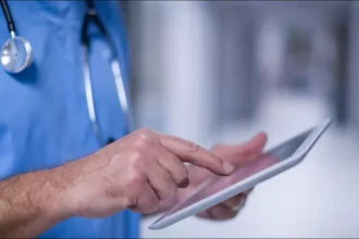 عاجل | خطأ طبي في تشخيص مرض موظف يثير جدلًا في مكان عمله