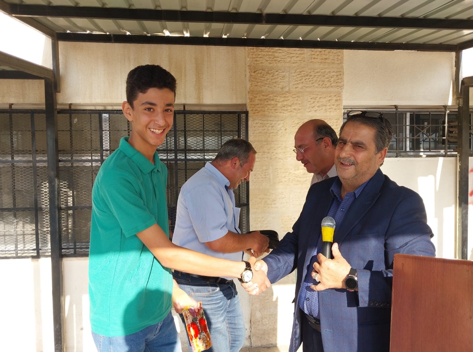 صورة حول : طالب يعثر على مبلغ 3500 دينار .. والمدرسة تكرمه طالب يعثر على مبلغ 3500 دينار .. والمدرسة تكرمه