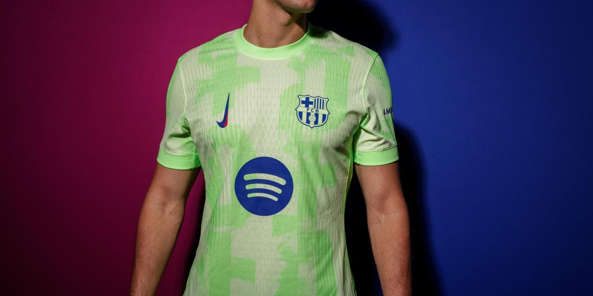 صورة حول : برشلونة يقدم قميصه الثالث الجديد لموسم 2024-2025 برشلونة يقدم قميصه الثالث الجديد لموسم 2024-2025