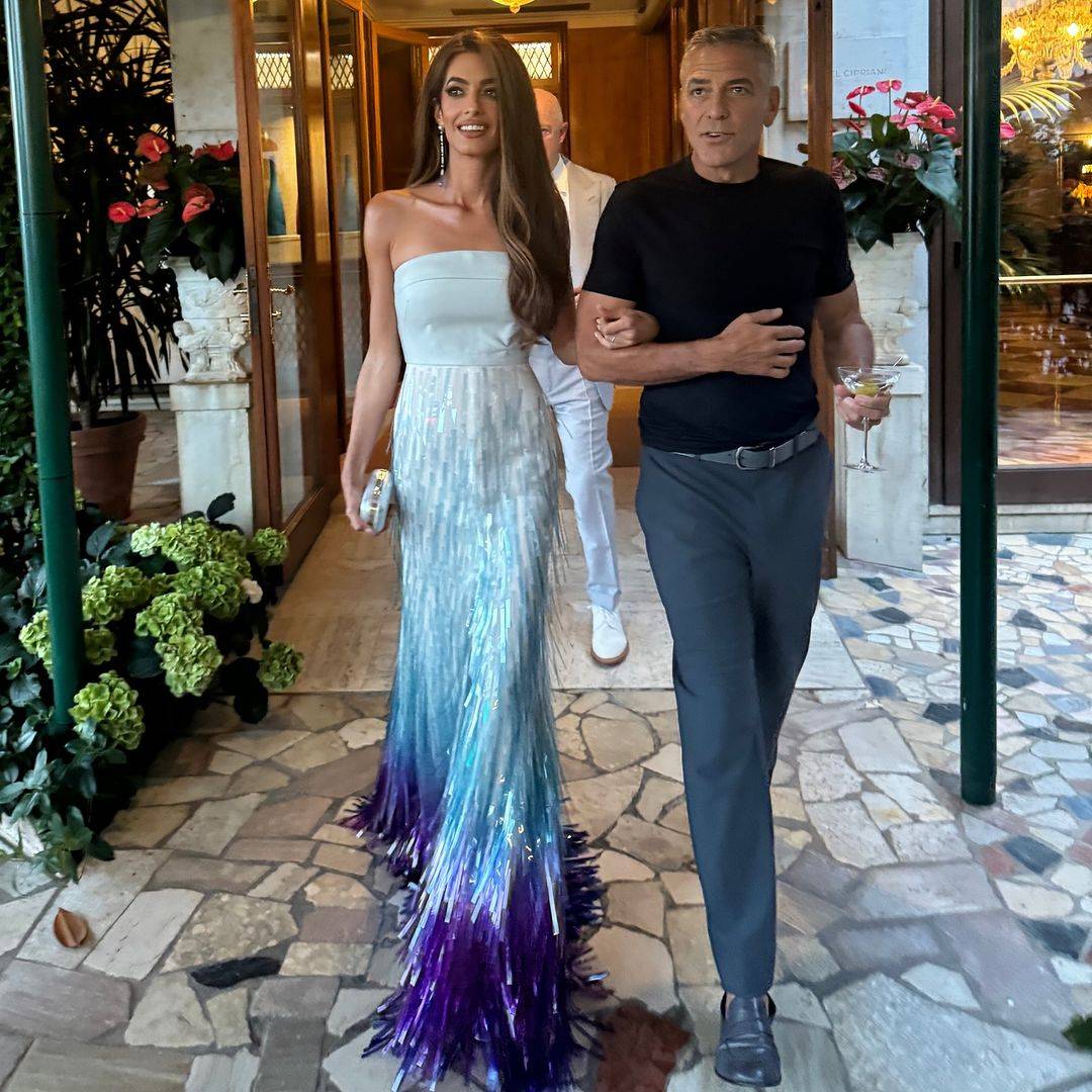 صورة حول : أمل كلوني تتألق بإطلالة أنيقة في مهرجان البندقية السينمائي أمل كلوني تتألق بإطلالة أنيقة في مهرجان البندقية السينمائي