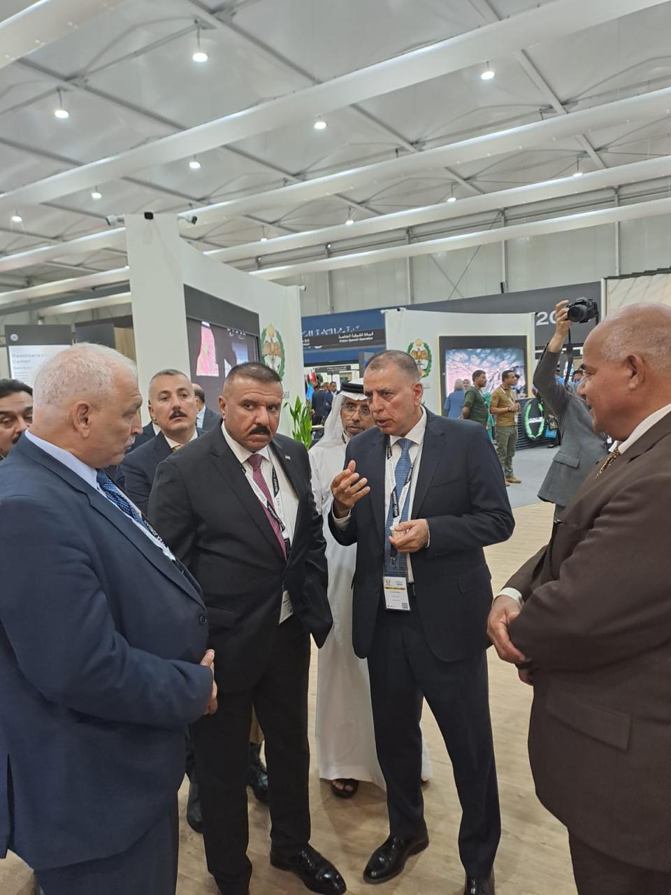 صورة حول : "الفراية" يطلع نظيره العراقي على الأجنحة الخاصة بالقوات المسلحة سوفكس 2024 "الفراية" يطلع نظيره العراقي على الأجنحة الخاصة بالقوات المسلحة سوفكس 2024