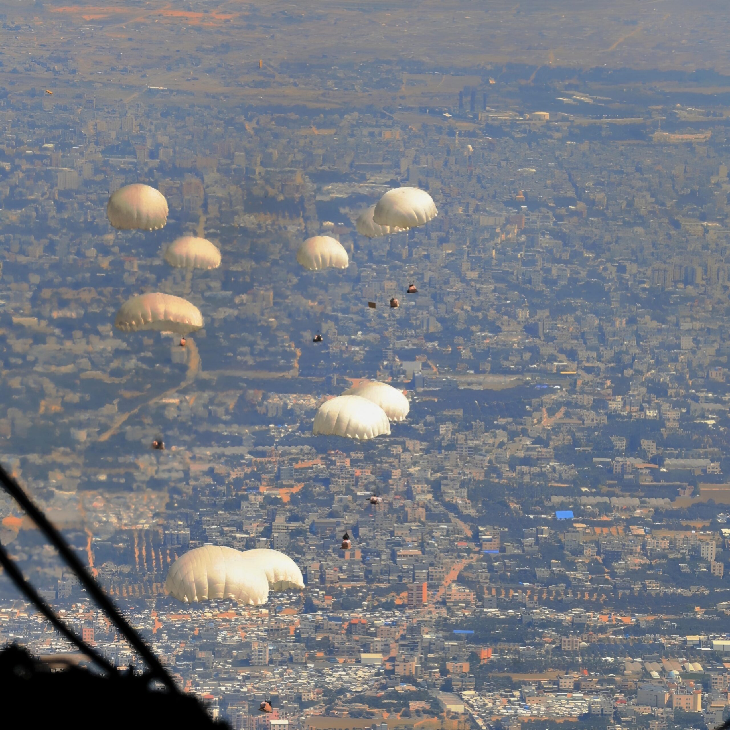صورة حول : القوات المسلحة تنفذ إنزال جوي لمساعدات إنسانية على جنوب قطاع غزة القوات المسلحة تنفذ إنزال جوي لمساعدات إنسانية على جنوب قطاع غزة