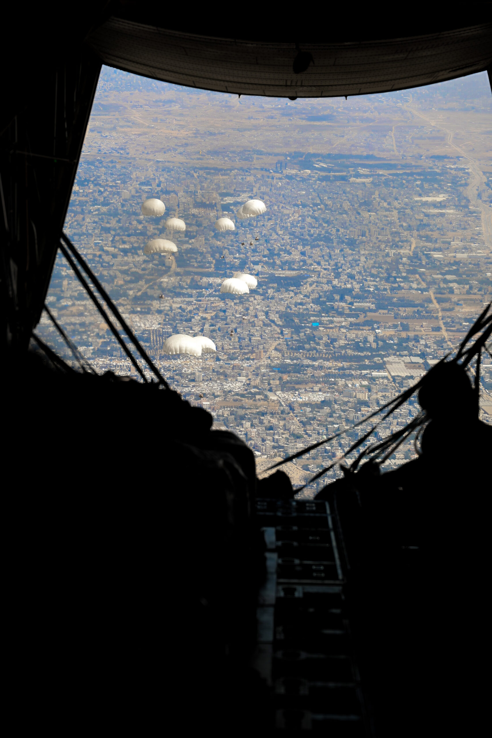 صورة حول : القوات المسلحة تنفذ إنزال جوي لمساعدات إنسانية على جنوب قطاع غزة القوات المسلحة تنفذ إنزال جوي لمساعدات إنسانية على جنوب قطاع غزة