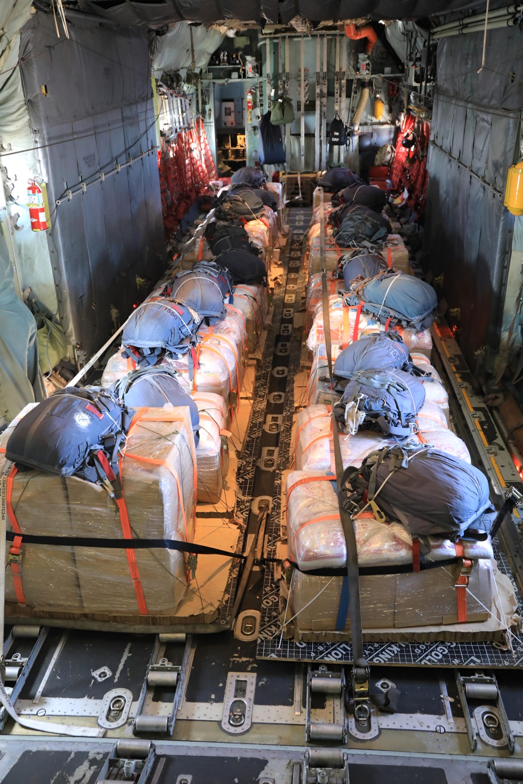 صورة حول : القوات المسلحة تنفذ إنزال جوي لمساعدات إنسانية على جنوب قطاع غزة القوات المسلحة تنفذ إنزال جوي لمساعدات إنسانية على جنوب قطاع غزة