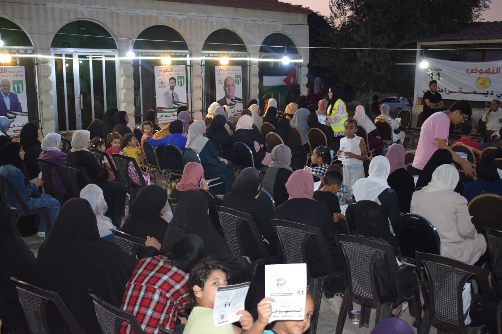 صورة حول : قائمة النهوض تلتقي جمعاً نسائياً في منطقة "الحنو" قائمة النهوض تلتقي جمعاً نسائياً في منطقة "الحنو"