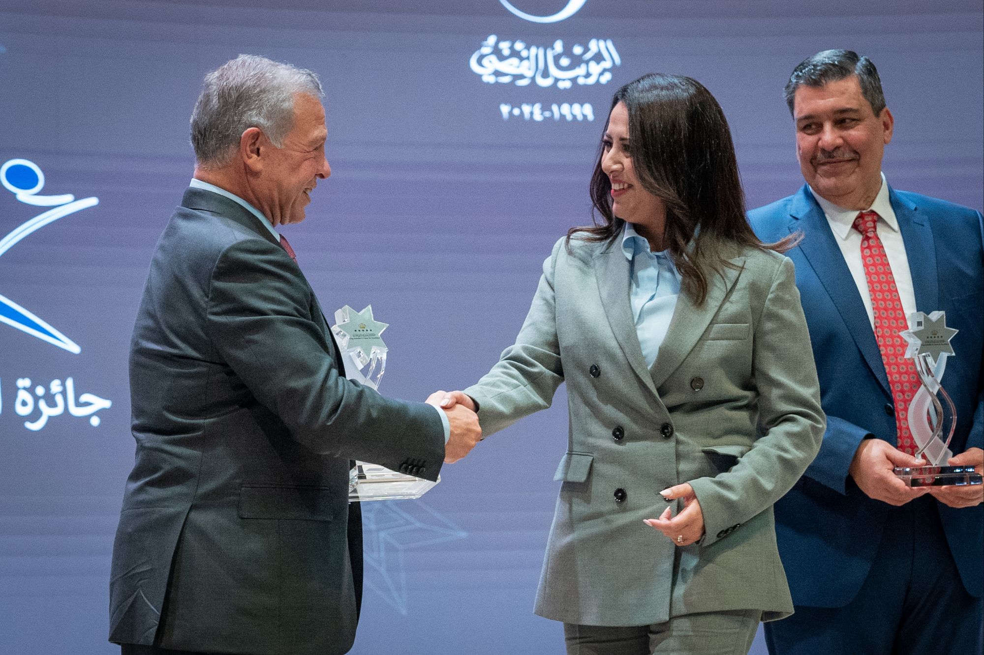 صورة حول : عاجل | الملك يكرم الفائزين بجوائز التميز في حفل مهيب عاجل | الملك يكرم الفائزين بجوائز التميز في حفل مهيب