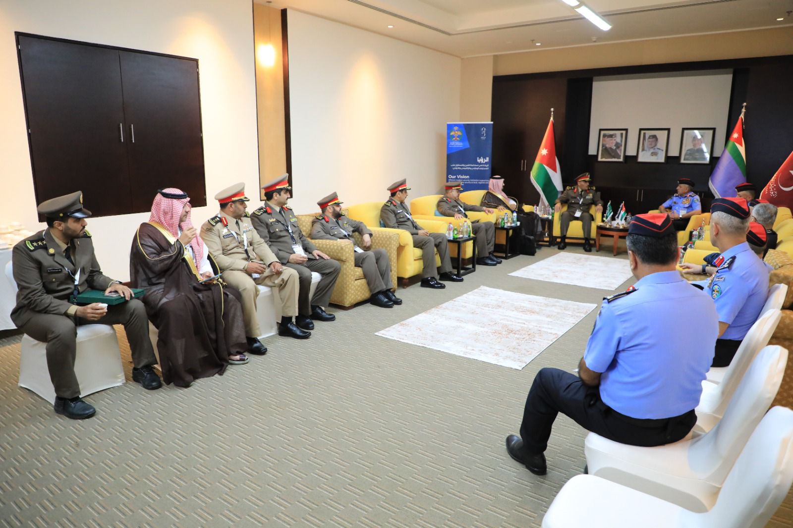 مدير الأمن العام يلتقي رؤساء الوفود الشرطية المشاركة بسوفكس 2024