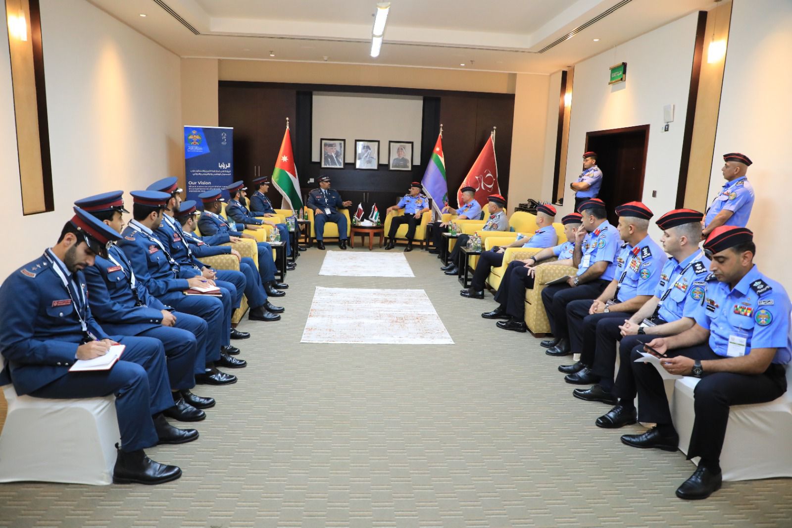 صورة حول : مدير الأمن العام يلتقي رؤساء الوفود الشرطية المشاركة بسوفكس 2024 مدير الأمن العام يلتقي رؤساء الوفود الشرطية المشاركة بسوفكس 2024