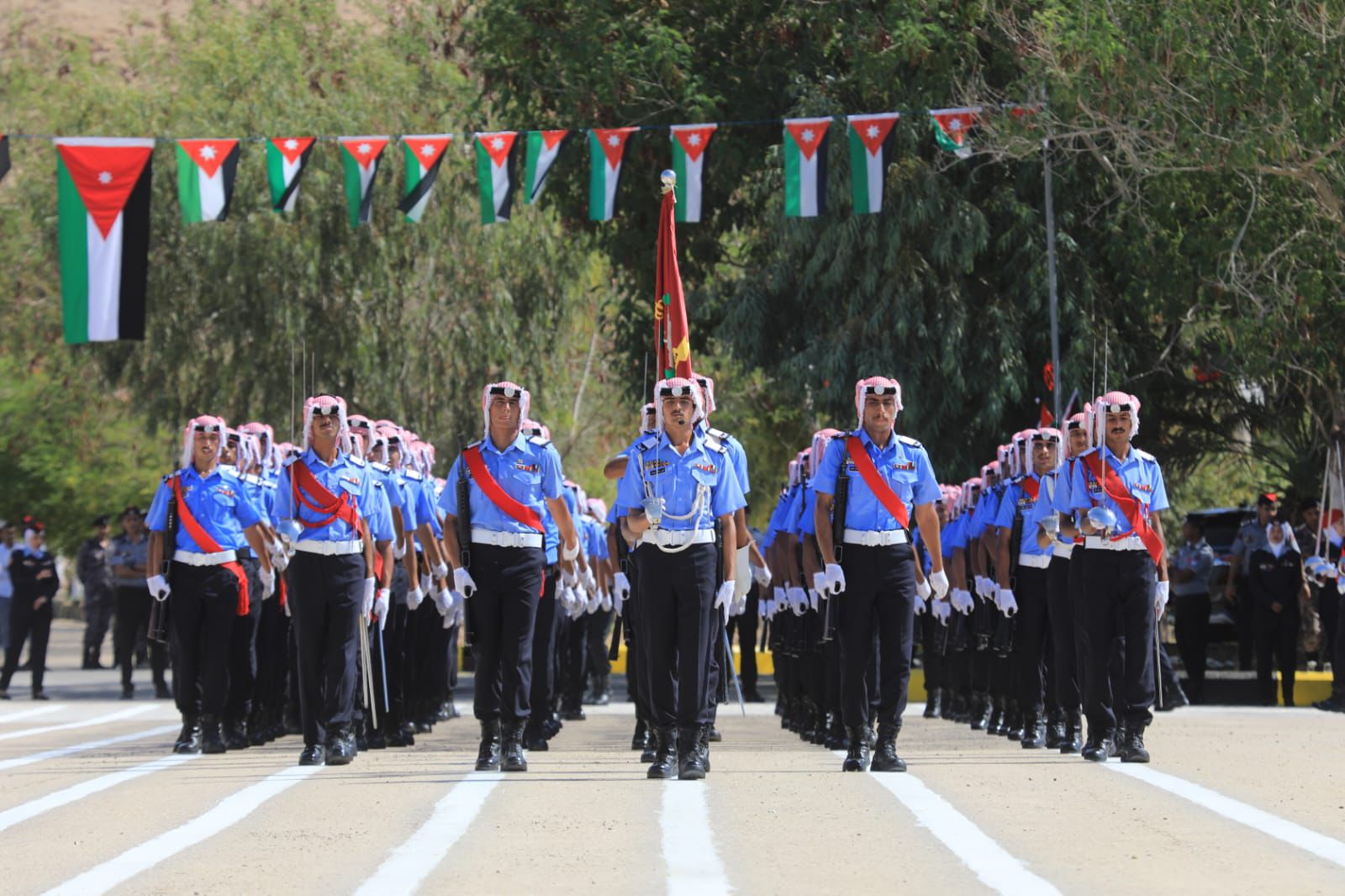 صورة حول : اللواء المعايطة يرعى مراسم تخريج كوكبة من مستجدي الأمن العام اللواء المعايطة يرعى مراسم تخريج كوكبة من مستجدي الأمن العام