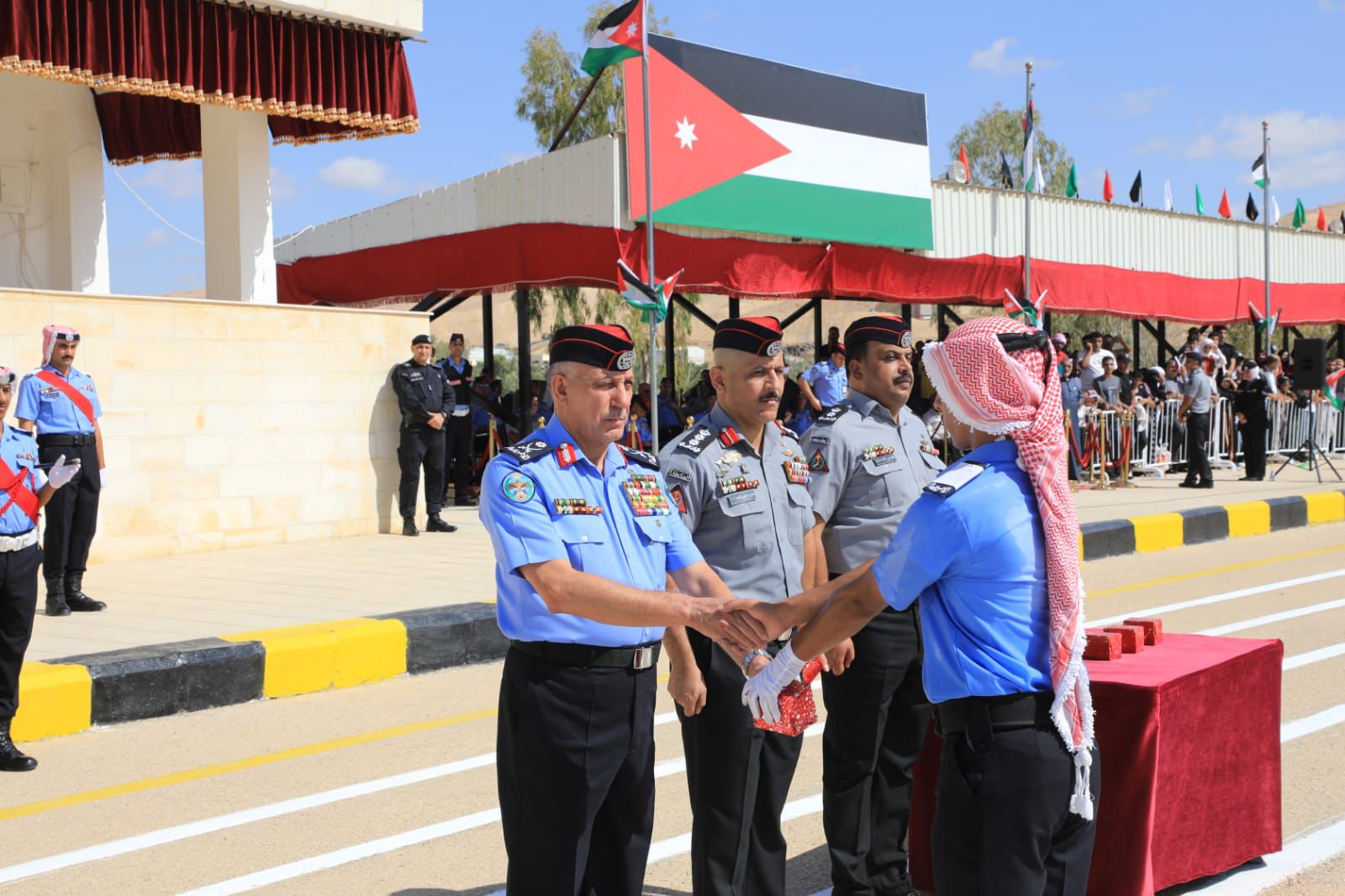 صورة حول : اللواء المعايطة يرعى مراسم تخريج كوكبة من مستجدي الأمن العام اللواء المعايطة يرعى مراسم تخريج كوكبة من مستجدي الأمن العام