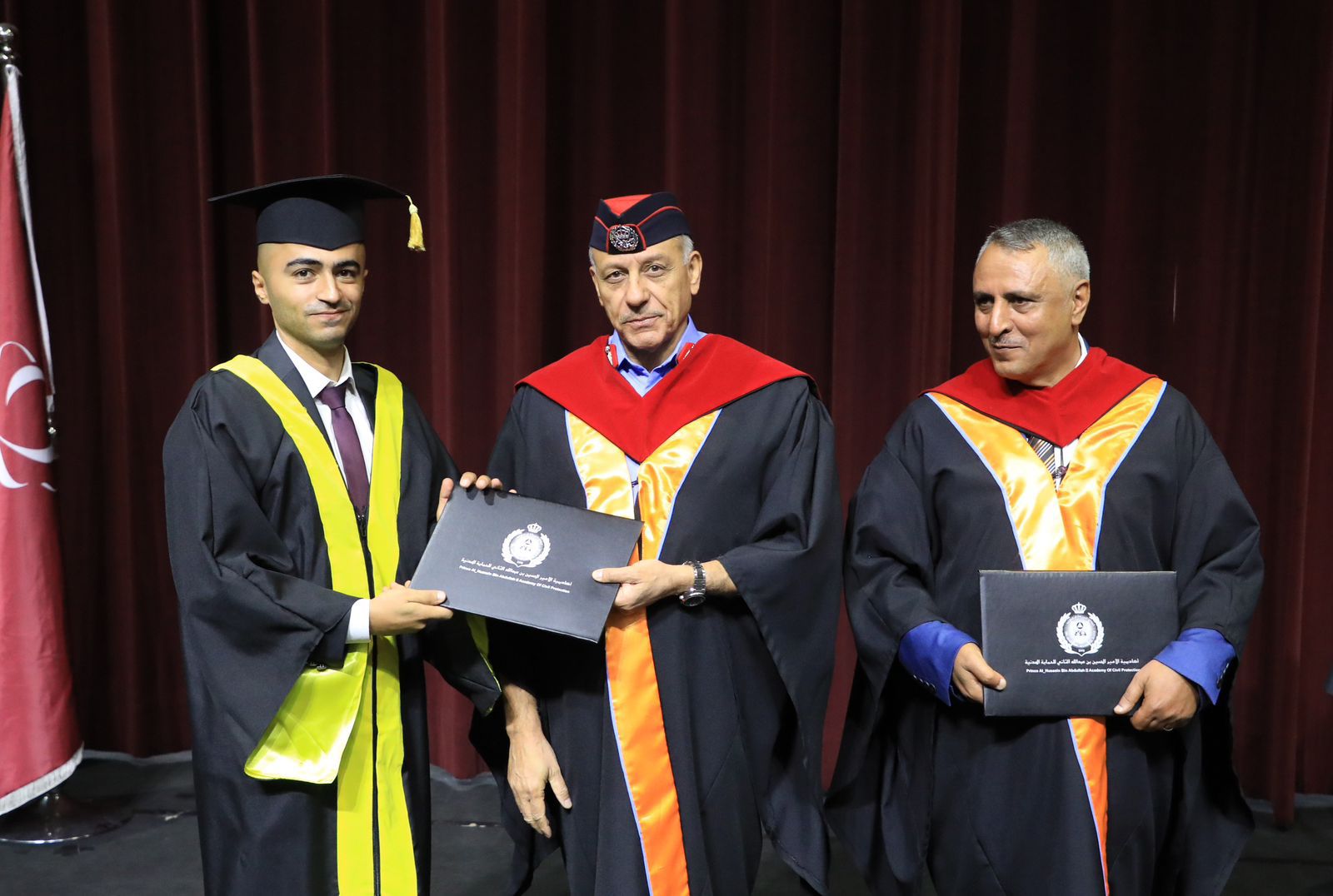 صورة حول : مدير الأمن العام يرعى حفل تخريج أكاديمية الأمير الحسين بن عبد الله الثاني للحماية المدنية مدير الأمن العام يرعى حفل تخريج أكاديمية الأمير الحسين بن عبد الله الثاني للحماية المدنية