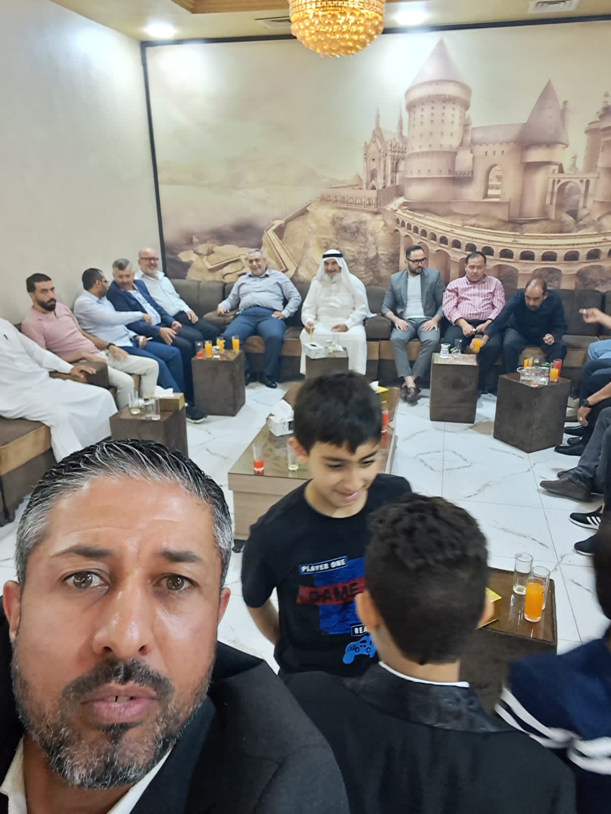 فراس الهيجاوي والإعلامي خليل قطيشات يباركون ابوجسار بمناسبة زواجه