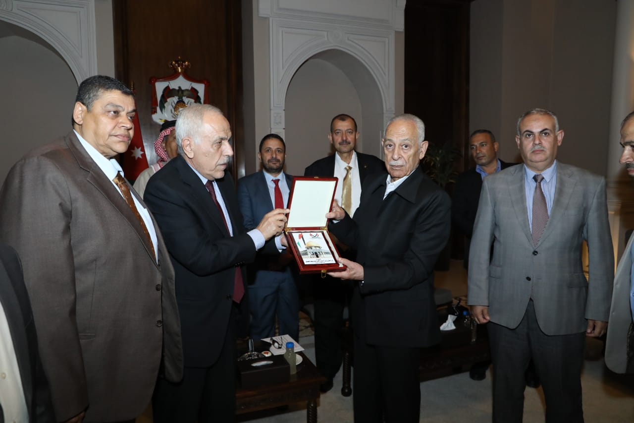 رئيس الديوان الملكي يلتقي متقاعدين عسكريين ووفدا من أبناء عشيرة آل عبادة