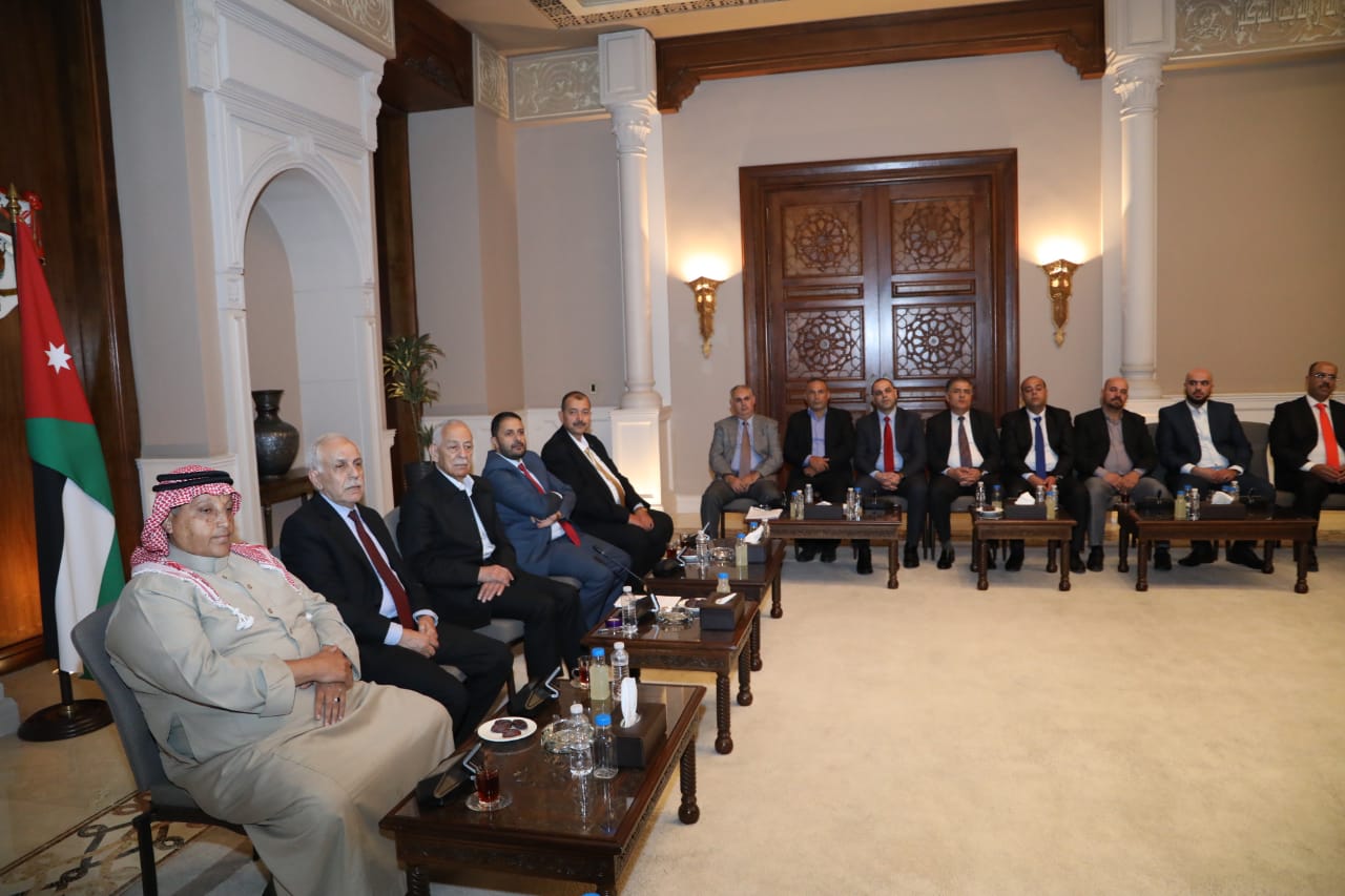 رئيس الديوان الملكي يلتقي متقاعدين عسكريين ووفدا من أبناء عشيرة آل عبادة