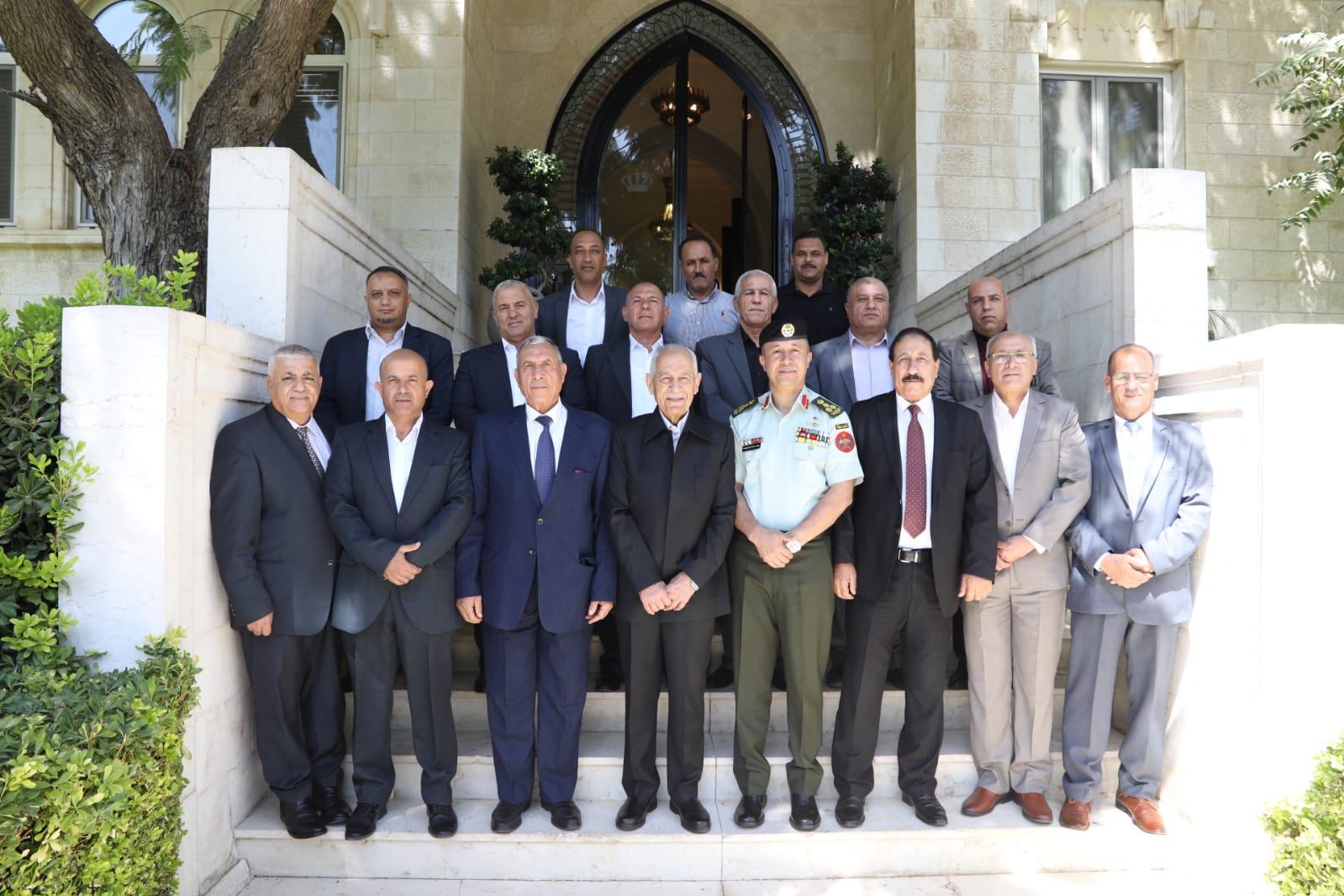 رئيس الديوان الملكي يلتقي متقاعدين عسكريين ووفدا من أبناء عشيرة آل عبادة