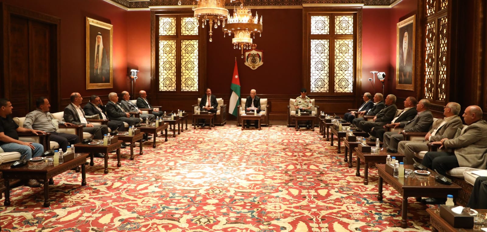 رئيس الديوان الملكي يلتقي متقاعدين عسكريين ووفدا من أبناء عشيرة آل عبادة