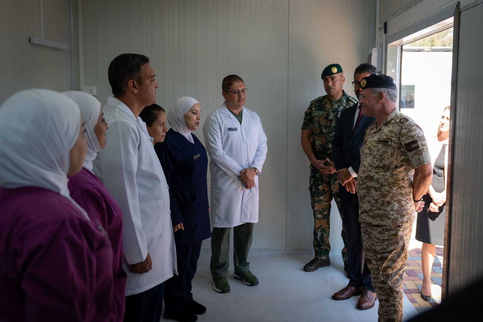 الملك يتابع تجهيز المستشفى الميداني الأردني "التوليد والخداج