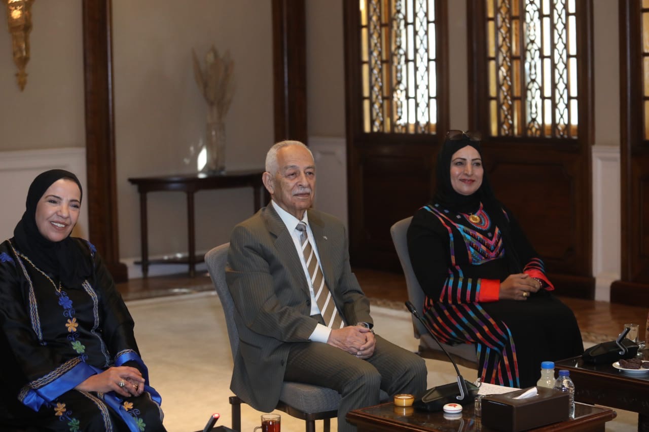 رئيس الديوان الملكي يلتقي وفدا نسائيا