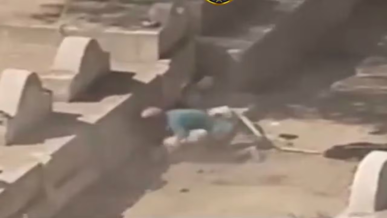 صورة حول : حدث غريب ..رجلان مصريان يقومان بأنتشال بعض الرفات من المقبرة (فيديو) حدث غريب ..رجلان مصريان يقومان بأنتشال بعض الرفات من المقبرة (فيديو)