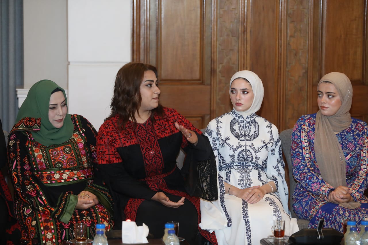 رئيس الديوان الملكي يلتقي وفدا نسائيا